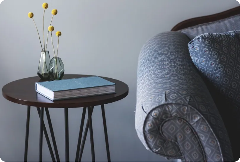 Sofá azul en un salón acogedor