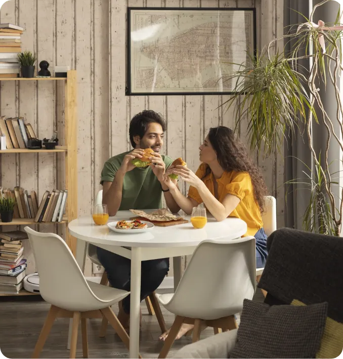 Pareja desayunando en su nueva casa