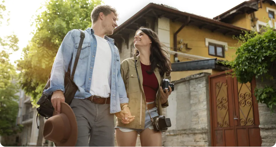 Pareja caminando hacia casa