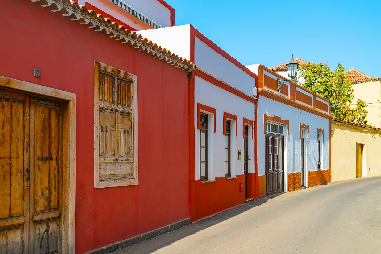 Calle de una zona residencial en Tenerife